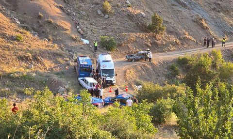 Adana'da Uçuruma Yuvarlanan Otomobilde 1 Ölü, 7 Yaralı