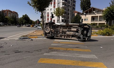 Aksaray'da Servis Minibüsü Kazası: 8 Öğrenci Yaralı