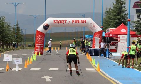 Anadolu Yıldızlar Ligi Tekerlekli Kayak Şampiyonası Ardahan'da Başladı