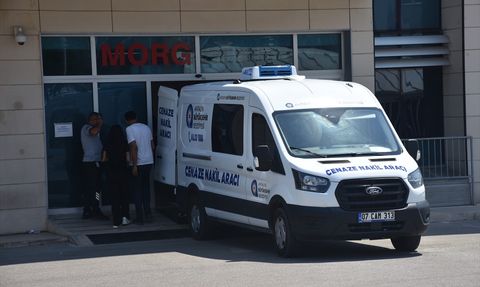 Antalya'da otomobil kazasında baba ve oğlu hayatını kaybetti