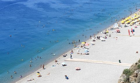 Antalya'da Sıcak Hava ve Turist Yoğunluğu