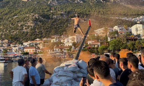 Antalya'da Yağlı Direkten Bayrak Kapma Yarışması