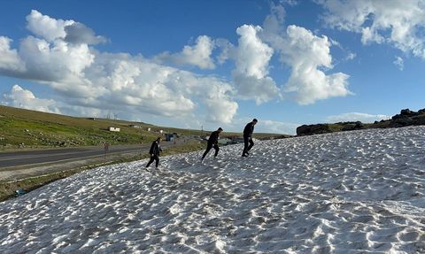 Ardahan'ın Karla Kaplı Zirvelerinde Serinleme Keyfi