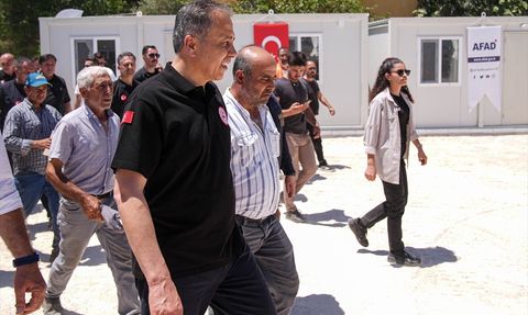 Bakan Yerlikaya, İzmir'deki Orman Yangını Sonrası İhtiyaçları İnceledi