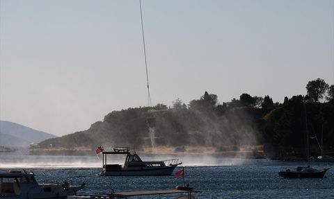 Çeşme'de Yangınla Mücadele Devam Ediyor