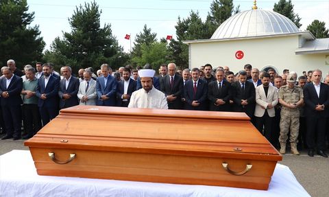 Cumhurbaşkanı Yardımcısı Yılmaz Bingöl'de Yeğeninin Cenazesine Katıldı