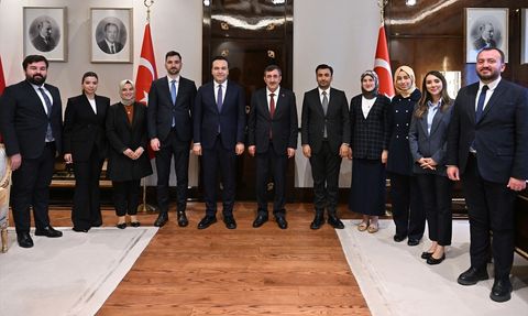 Cumhurbaşkanı Yardımcısı Yılmaz'dan AK Parti Gençlik Kolları'na Ziyaret