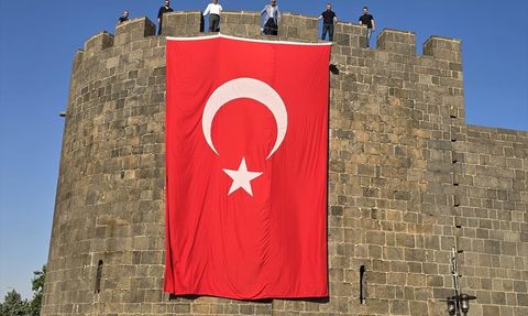 Diyarbakır Surları'na Türk Bayrağı Asıldı