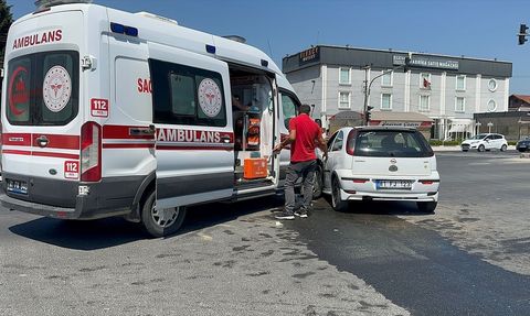 Düzce'de Ambulans ile Otomobil Çarpıştı: 2 Yaralı