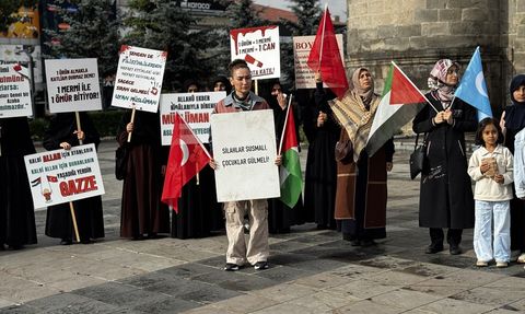 Erzurum'da Hekim ve Sağlık Çalışanlarının Gazze İçin Yürüyüşü