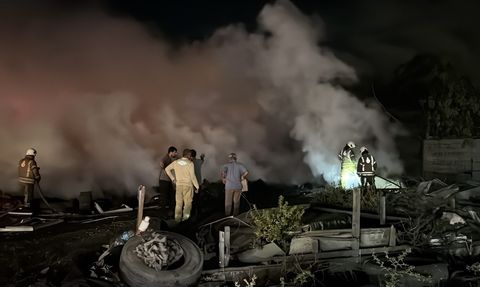 Eyüpsultan'da Lastik Deposunda Yangın Kontrol Altına Alındı