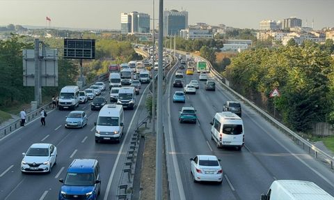 Eyüpsultan'da Trafik Kazası: Hafriyat Kamyonu Bariyerlere Çarptı