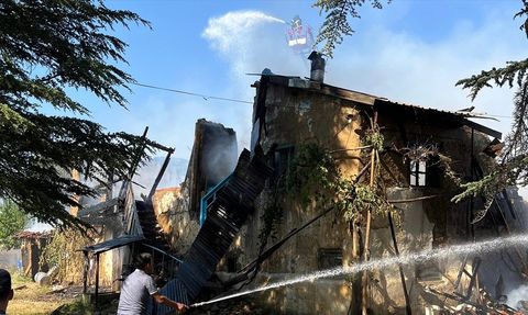 Isparta'da Ahşap Evde Yangın