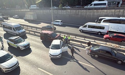 Kocaeli'de Zincirleme Trafik Kazası: 4 Araç Karıştı