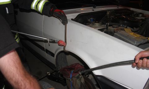 Konya'da Park Halindeki Otomobilden Yılan Çıkarıldı