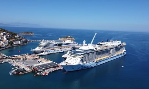 Kuşadası'na Yüzen Otellerle 9.350 Turist