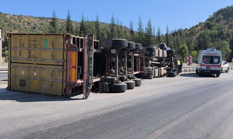 Kütahya'da Devrilen Tırda Sürücü Yaralandı