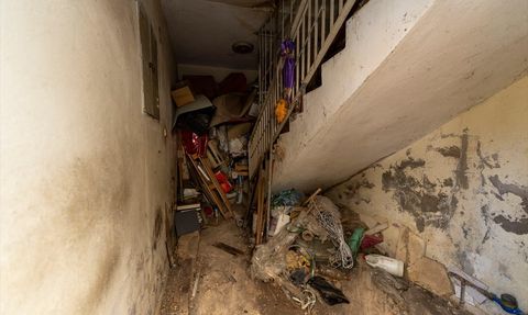 Mersin'de İhbar Üzerine Evden 10 Kamyon Çöp Çıkarıldı