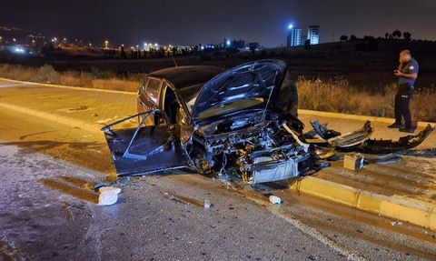 Mersin'de Refüje Çarpan Otomobilde İki Yaralı