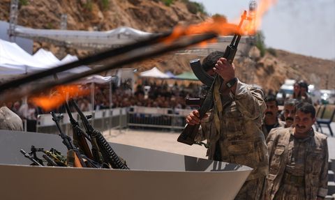 PKK Grubu Süleymaniye'de Silah İmha Etti