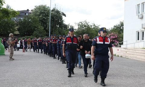 Sakarya'da Araç Dolandırıcılığı Operasyonunda 6 Şüpheli Tutuklandı