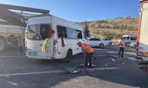 Şanlıurfa'da İşçi Servisi ile Otomobil Çarpıştı: 13 Yaralı