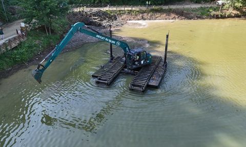 Sera Gölü'nün Temizliği İçin Yüzer İş Makinesi Kullanılıyor