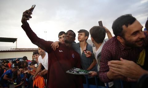 Trabzonsporlu Futbolcular Erzurum'da Taraftarlarıyla Buluştu