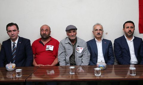 Ulaştırma ve Altyapı Bakanı Uraloğlu, Şehit Ailesine Taziye Ziyareti Gerçekleştirdi