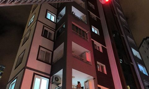 Adana'da Balkon Demirlerine Sıkışan Kedi Kurtarıldı
