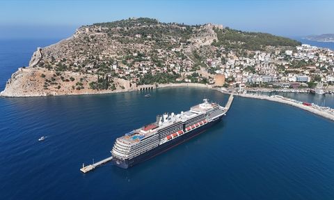 Alanya Limanı'na 'Oosterdam' Kruvaziyeri Demirledi