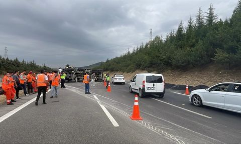 Bolu Dağı'nda Kamyon Devrildi, İstanbul Yolu Kapandı