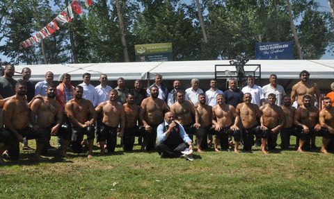 Erkan Taş Gölcük Yaylası Yağlı Güreşleri'nde Başpehlivan Oldu