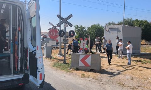 Kütahya'da Trenin Çarptığı Kadın Hastaneye Kaldırıldı
