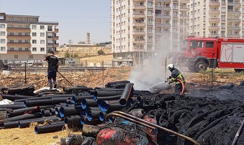 Mardin'de Plastik Boruların Depolandığı Alanda Yangın