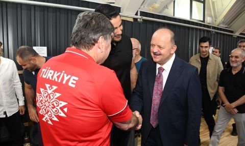 Taha Akgül, Dünya Güreş Şampiyonası Hazırlıkları İçin Sporcuları Ziyaret Etti