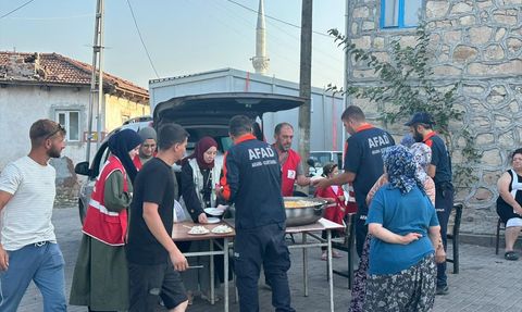 Türk Kızılay Sındırgı'daki Depremzedelere Yardım Eli Uzatıyor