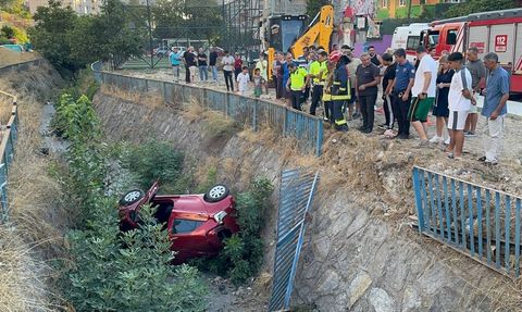 Ümraniye'de Dereye Düşen Araçta Sürücü Yaralandı