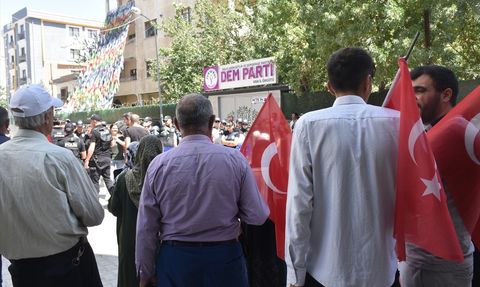 Van'da Aileler Evlat Nöbetini Sürdürüyor