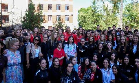 A Milli Kadın Voleybol Takımı'na Çiçekli Karşılama