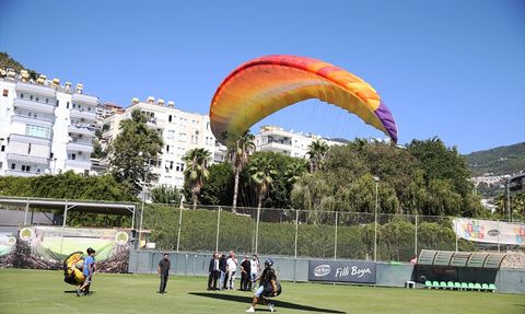 Alanya'da Yamaç Paraşütü Kutlaması: Harun Karateke'nin Başarısı