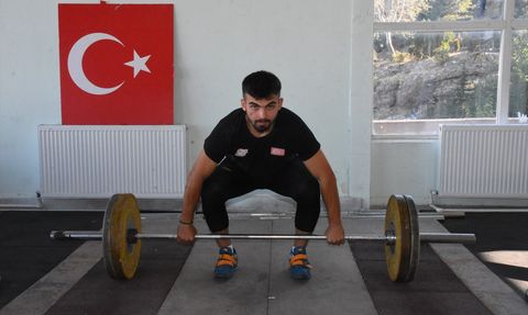 Gıda Depo İşçisi Hasan Sait Emrem, Halterde Şampiyon Oldu