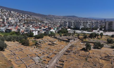 İzmir Smyrna Höyüğü'nde 5 Bin Yıllık Kazılar Devam Ediyor