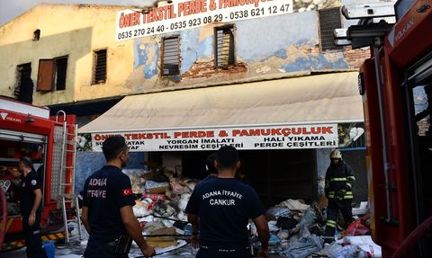 Adana'da Tekstil Dükkanında Yangın Kontrol Altına Alındı