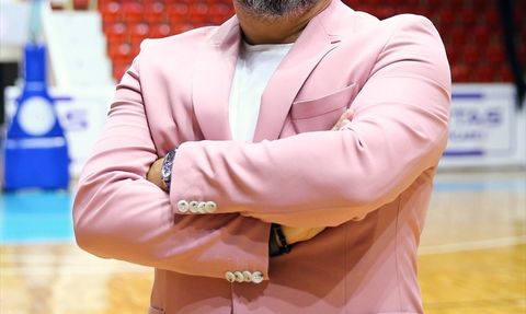 Adana Nova Basketbol’un Antrenörleri Meme Kanseri Farkındalığı İçin Pembe Ceketle Sahada