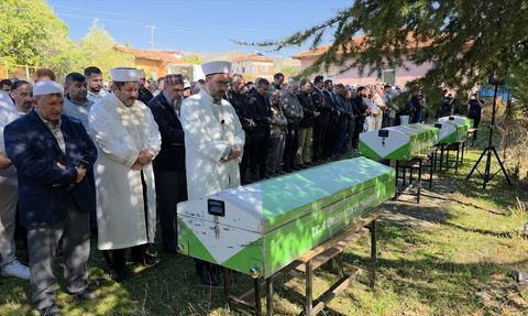 Amasya'da Trafik Kazasında 3 Kardeş ve Enişteleri Hayatını Kaybetti