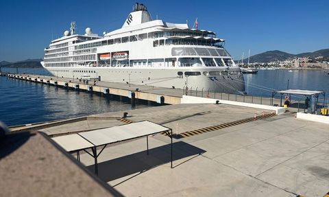 Bodrum'a Gelen Silver Whisper Kruvaziyeri ile 340 Turist Karşılandı