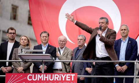 CHP Genel Başkanı Özel, İmamoğlu'na İstanbul Adliyesi'nde Destek Verdi