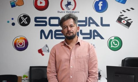 Düzce'de Temizlik İşçisinden Bayrak Hassasiyeti