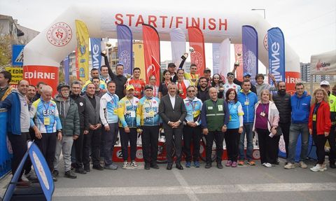 Edirne'de 16. Cumhuriyet Kupası Bisiklet Yol Yarışı Düzenlendi